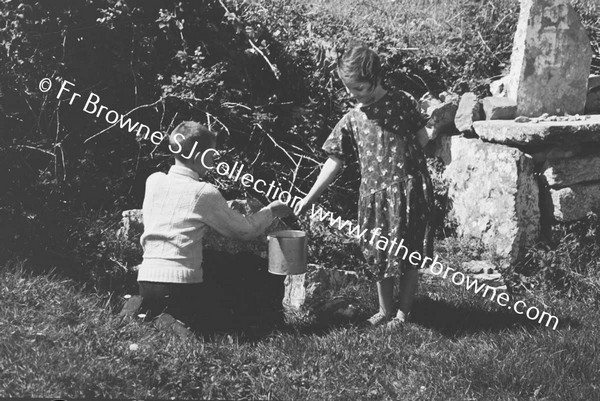 TEMPLE BENEN CHILDREN PLAYING